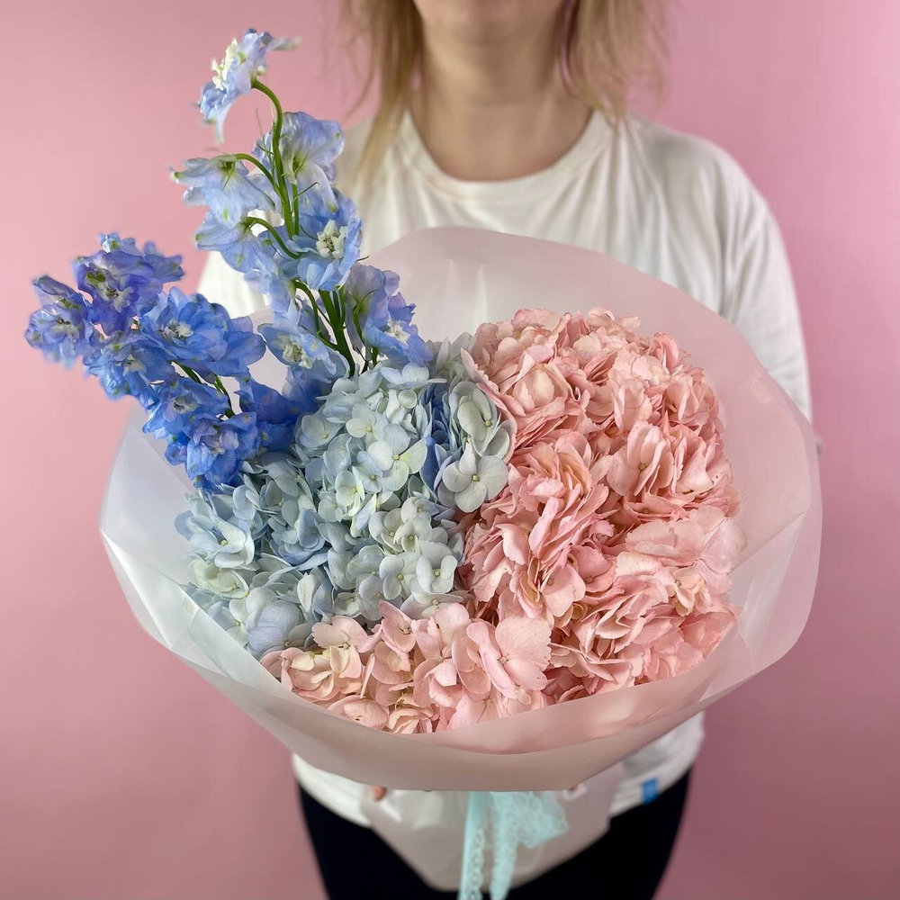 С16747 БУКЕТ ИЗ ГОРТЕНЗИЙ И ДЕЛЬФИНИУМА