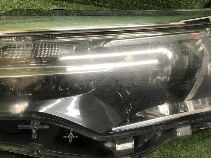 Фара левая Toyota Corolla E160 (2015-2019) галоген