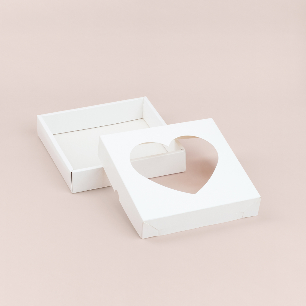 Коробка для пряников с окном сердце 155*155*35 мм