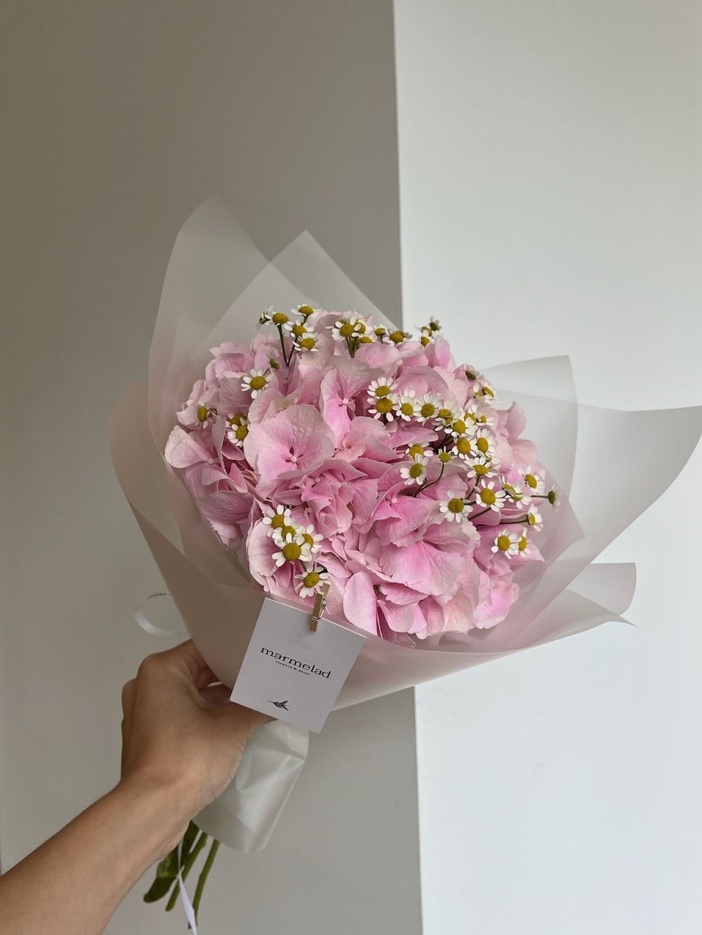 Букет из гортензии и ромашки