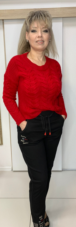 Черные брюки-джинсы на резинке с бежево-красным принтом