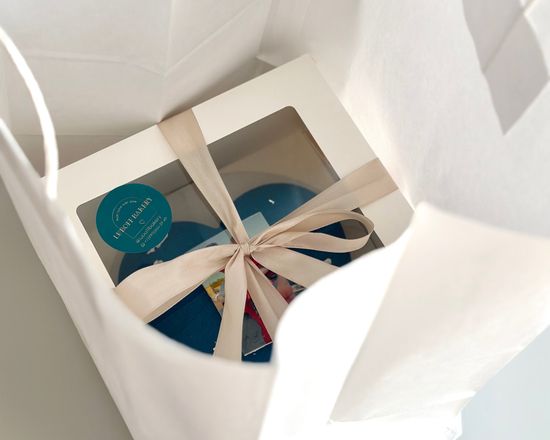 Торт муссовое сердце с шоколадной открыткой