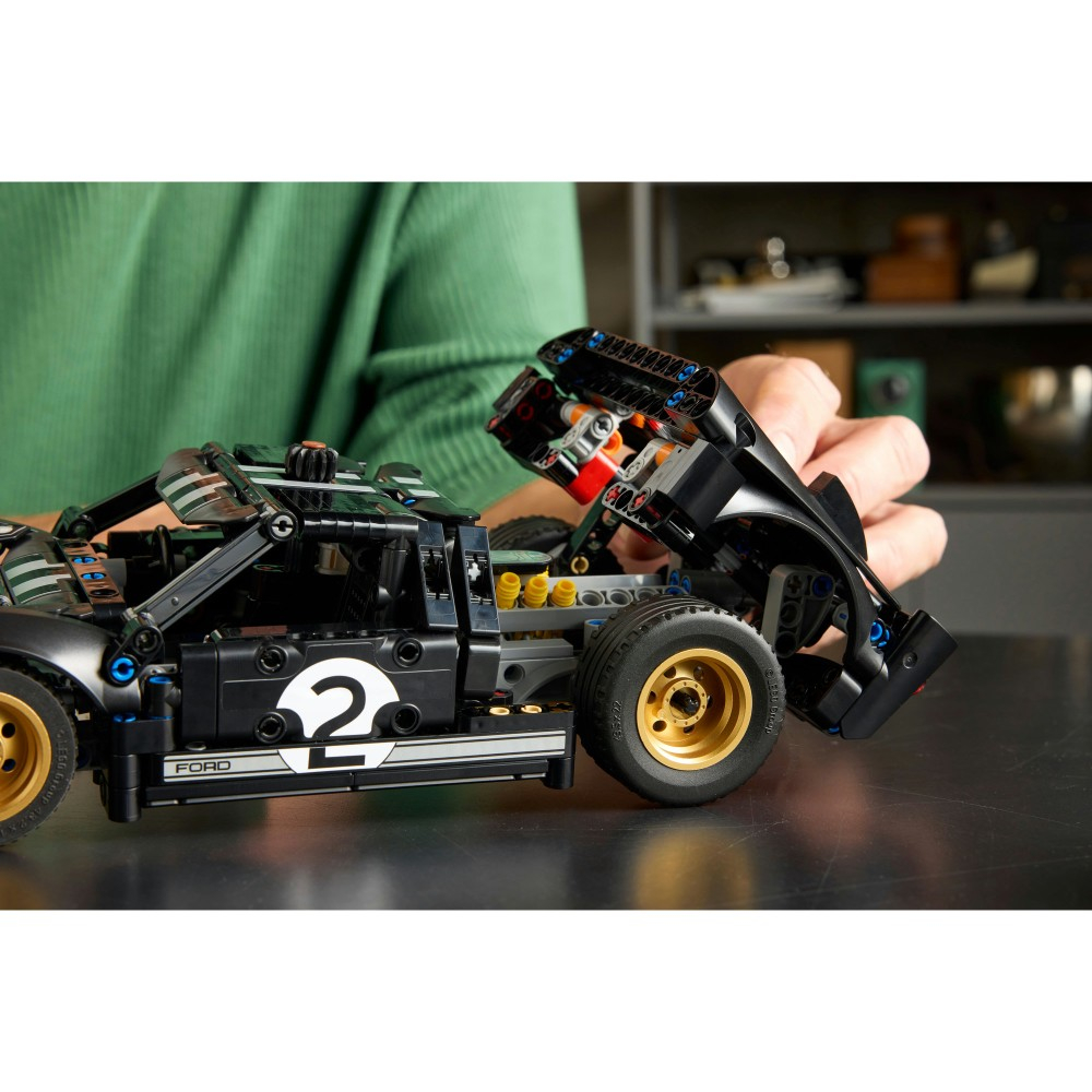 Конструктор LEGO Technic 42223 Гоночный автомобиль Ford GT40 MKII 1966 года — фото 5