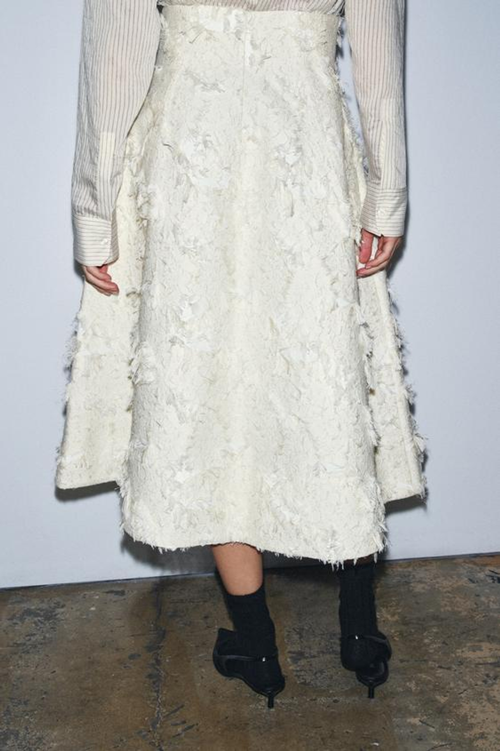 ZARA ЮБКА МИДИ ИЗ РЕЛЬЕФНОЙ ТКАНИ — ZW COLLECTION, ЭКРЮ