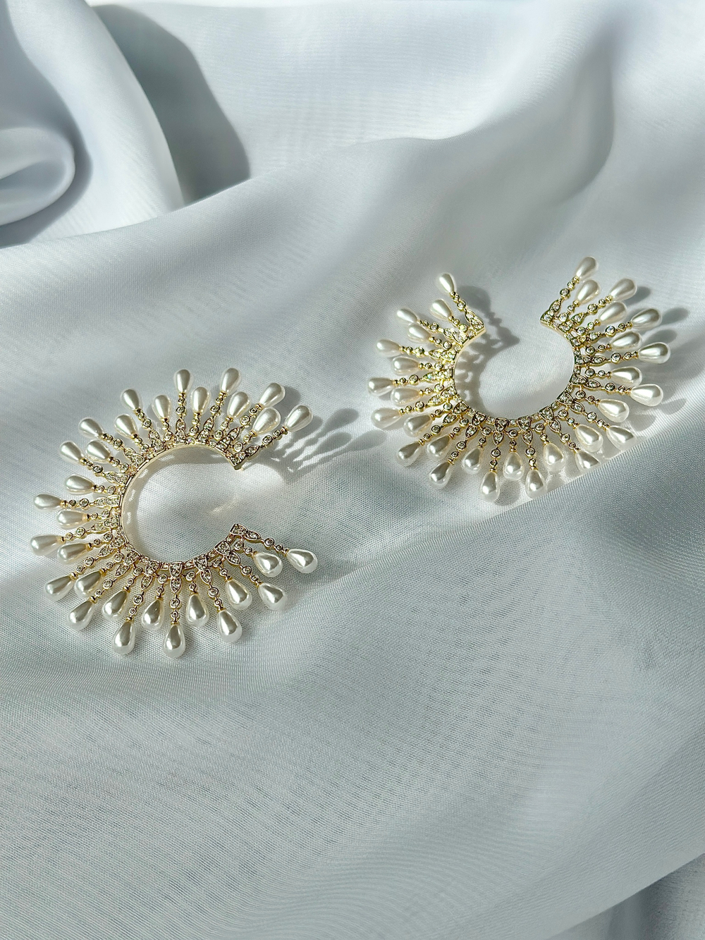 Серьги полусолнце с кристаллами и каплевидным жемчугом, оттенок золото.