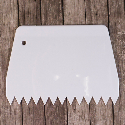 Шпатель зубчатый 13,5*9,5 см пластик