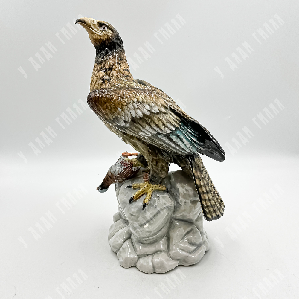 Фарфоровая скульптура "Орёл с добычей". Фарфор, глазурь, ручная роспись. Германия, XX век.