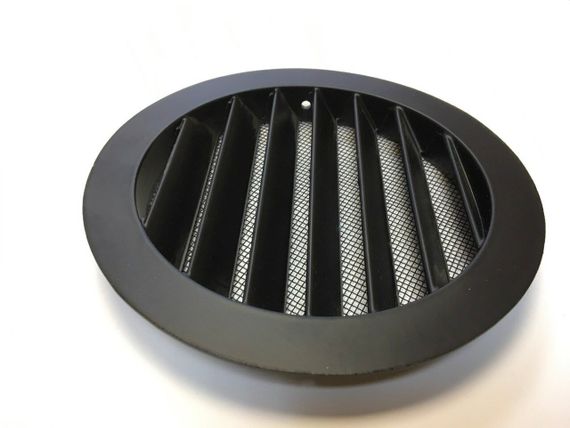 Круглая решетка черного цвета с защитной сеткой от насекомых и наклонными ламелями DEC DSAV 100B (Нидерланды)