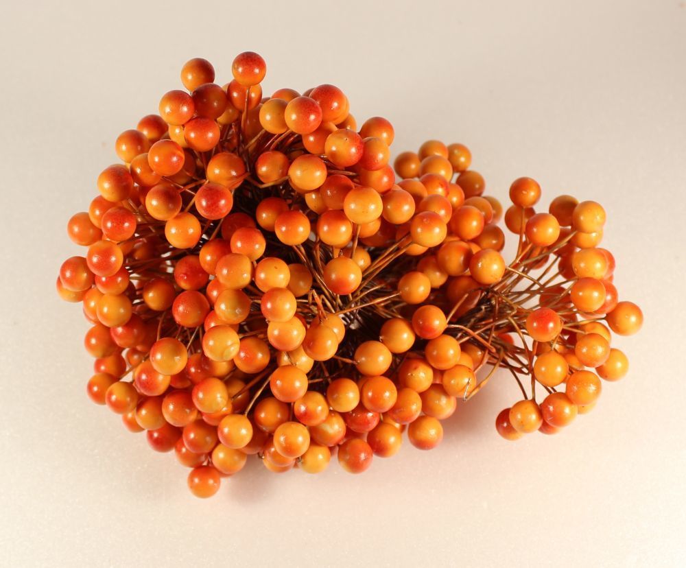 `Ягоды 10 мм (длина 16см), цвет - оранжево-красный. 1 уп = 40 ягодок ( 20 веточек)