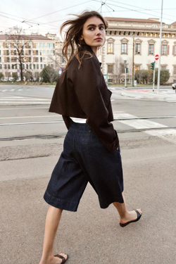 ZARA ДЛИННЫЕ ШОРТЫ С ЗАЩИПАМИ, СИНИЙ