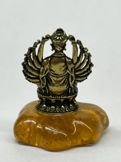 Бронзовая статуэтка на янтаре