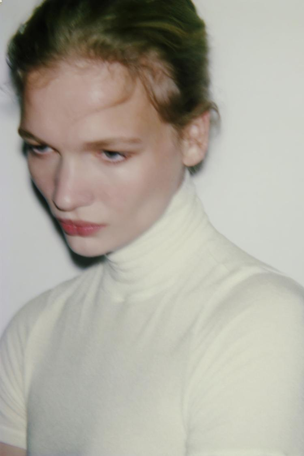 ZARA ФУТБОЛКА АСИММЕТРИЧНОГО КРОЯ С ВЫСОКИМ ВОРОТНИКОМ, БЕЛЫЙ