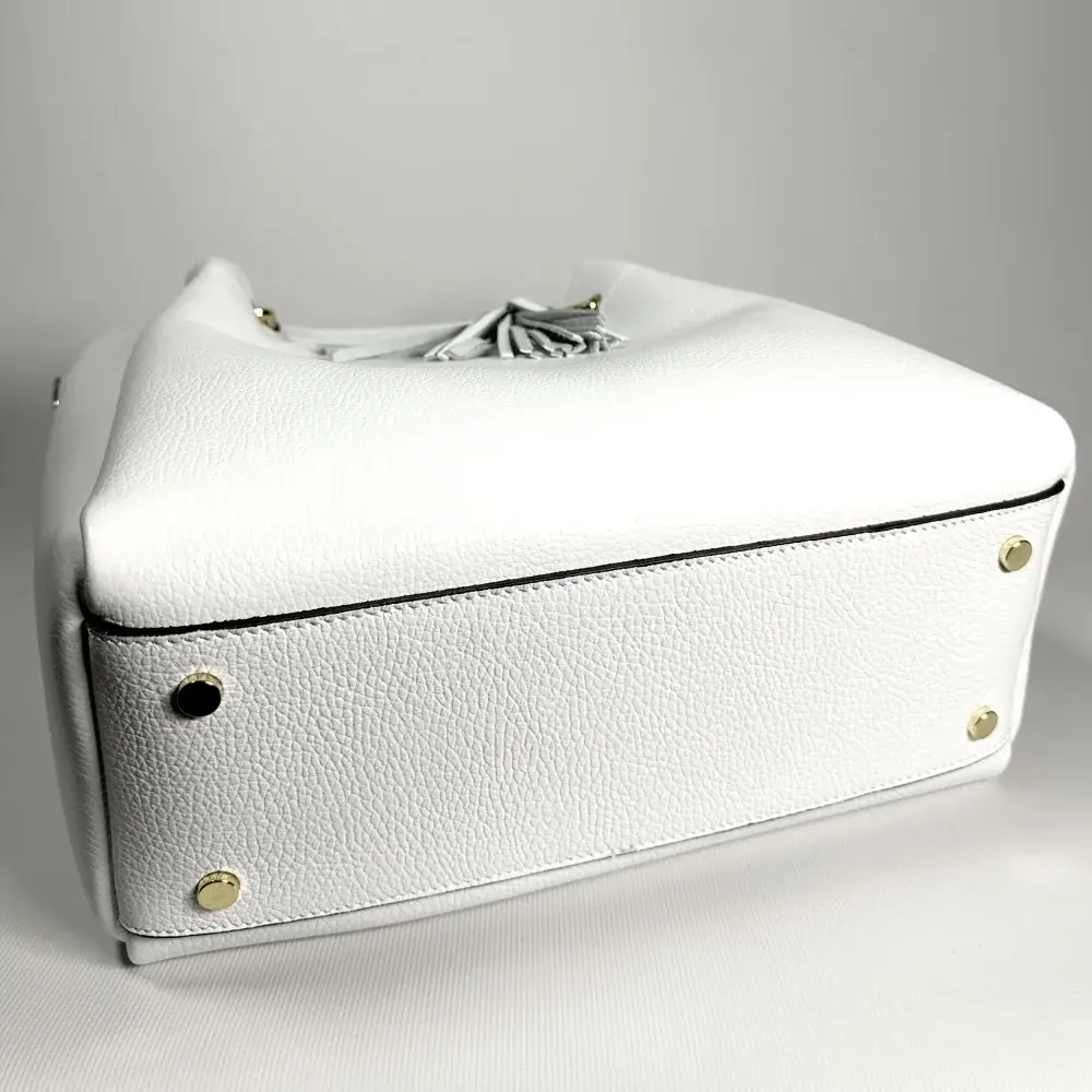 Женская белая сумка из натуральной кожи с металлическими ручками