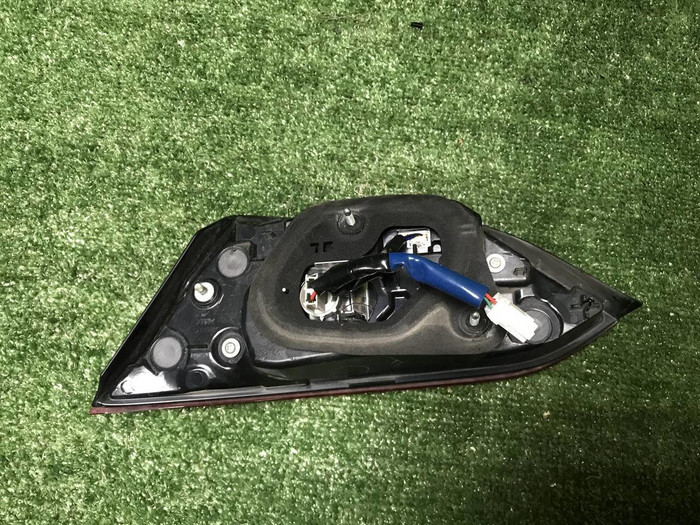 Фонарь левый внутр Toyota Camry XV70 17-нв галоген