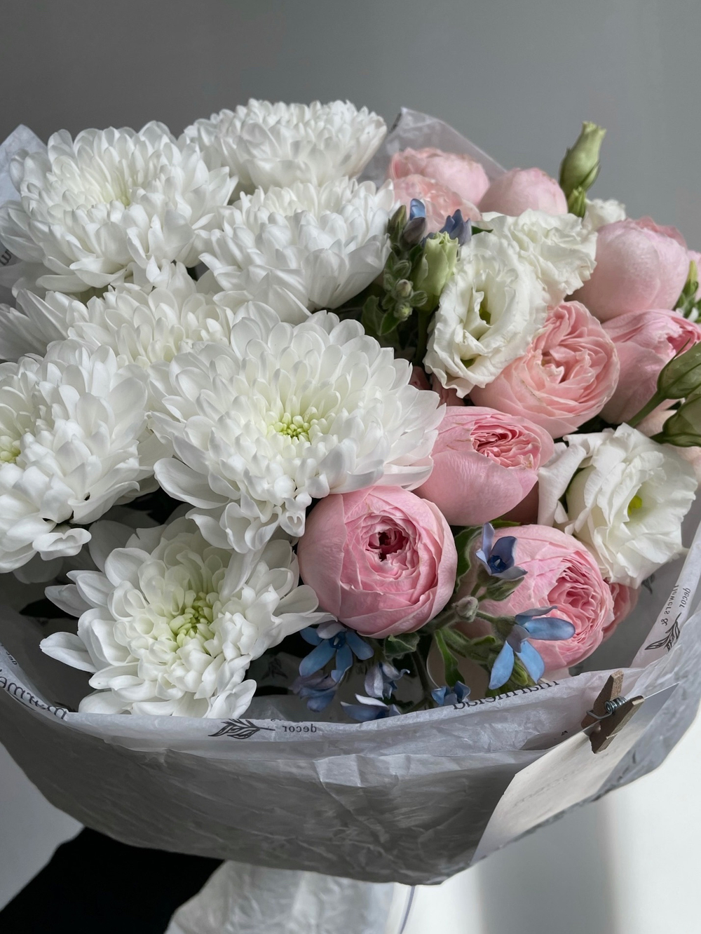 Букет хризантема, кустовые пионовидные розы, эустомы