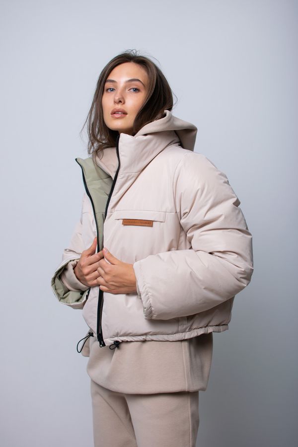 Пуховик Short двухсторонний AW016 бежевый/пыльно-зеленый - фото 1