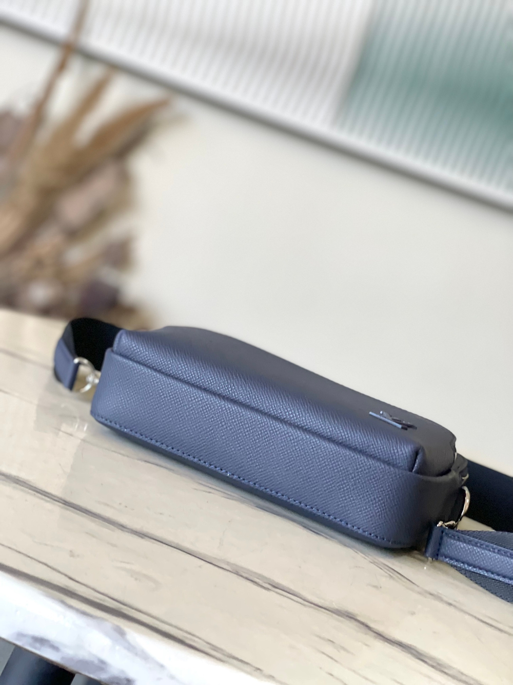 Louis Vuitton Avenue Messenger