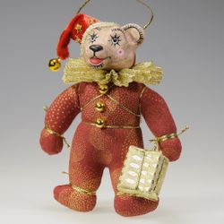 Ёлочная игрушка Медвежонок в колпачке с подарком