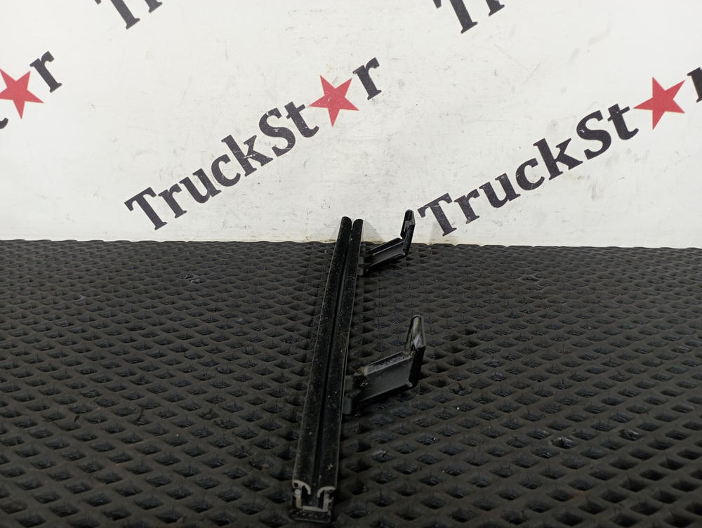 Направляющая стекла двери левой 2023г