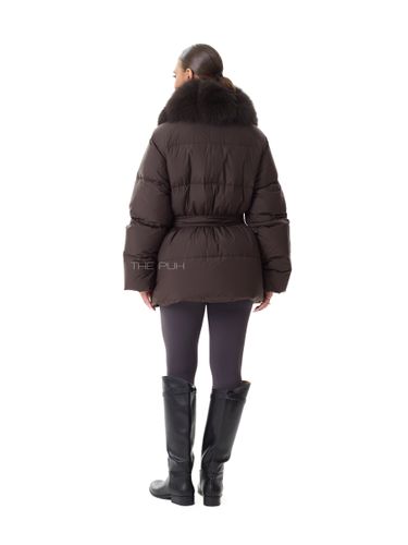 Шоколадный удлиненный пуховик с поясом и меховым воротником