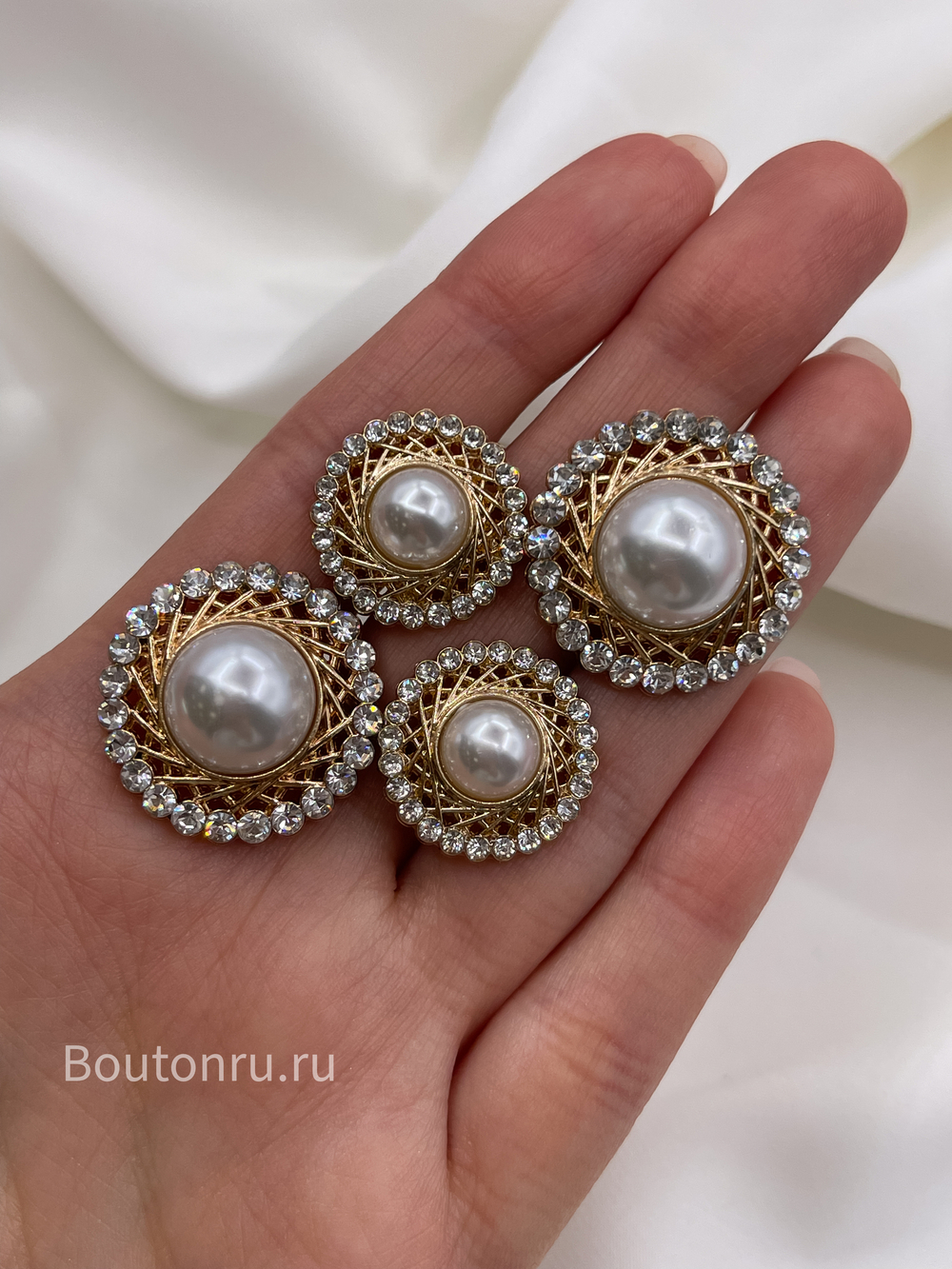 Пуговицы с плетением лучики в золотистом металле с жемчугом и стразами