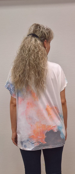 Белый летний блузон с кружевным цветным принтом