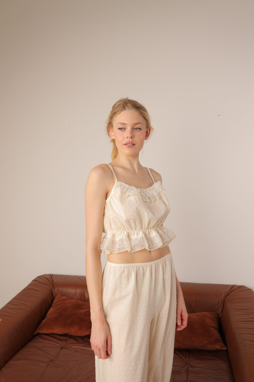 Кроп-топ на тонких бретелях