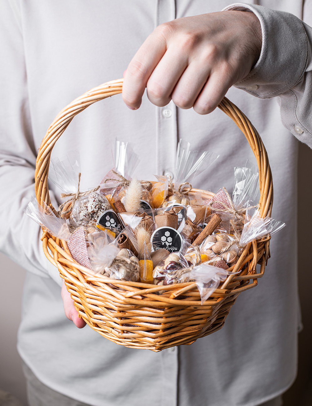 Подарочная корзина с орехами и сухофруктами