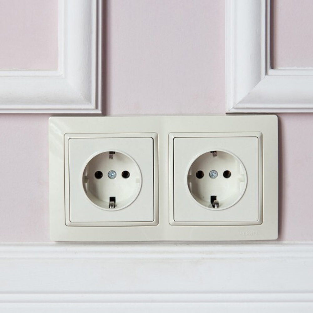 Розетка с заземлением и шторками (слоновая кость)