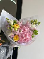 Букет сборный с гортензией, лизиантусом, маттиолой и молуцелой