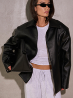 куртка из веган кожи с объемными подплечниками