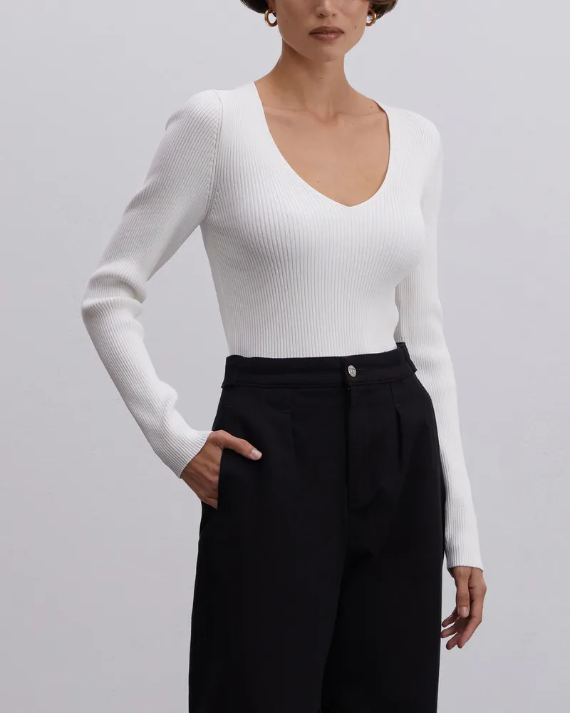 Белый лонгслив из вискозы с V-образным вырезом