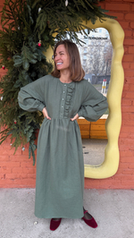 Платье с асимметричной рюшей "Герда" из крапивы цвета хвои