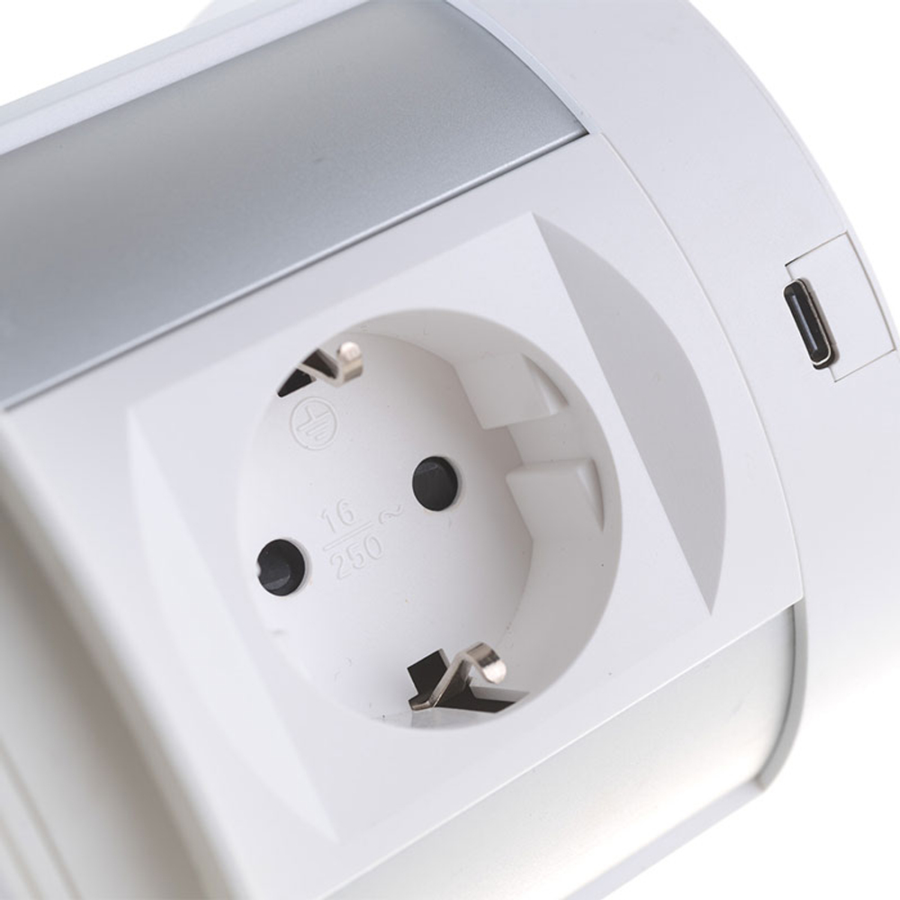 107J_USB-C_wht_close-up_RGB-1