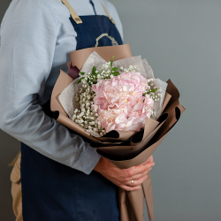 Розовая гортензия с гипсофилой