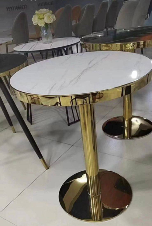 Круглый стол с белой мраморной столешницей