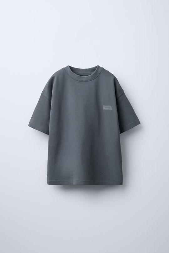 ZARA ФУТБОЛКА ИЗ ПЛОТНОГО ДЖЕРСИ С ПРОРЕЗИНЕННОЙ НАШИВКОЙ, СТАЛЬНОЙ