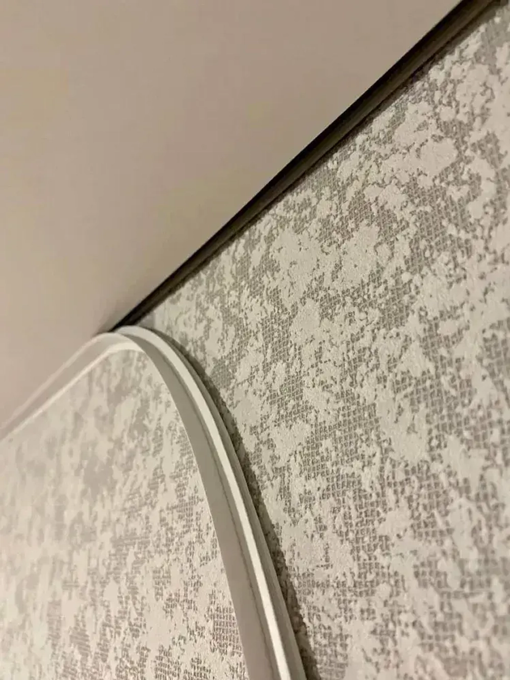 Вставка заглушка для натяжного потолка, 20 м, белая / плинтус ленточный для маскировки стыков в ванной, кухне и комнате