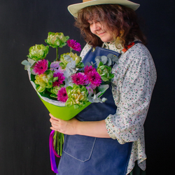 28. Эффектный стильный букет с гермини и розами