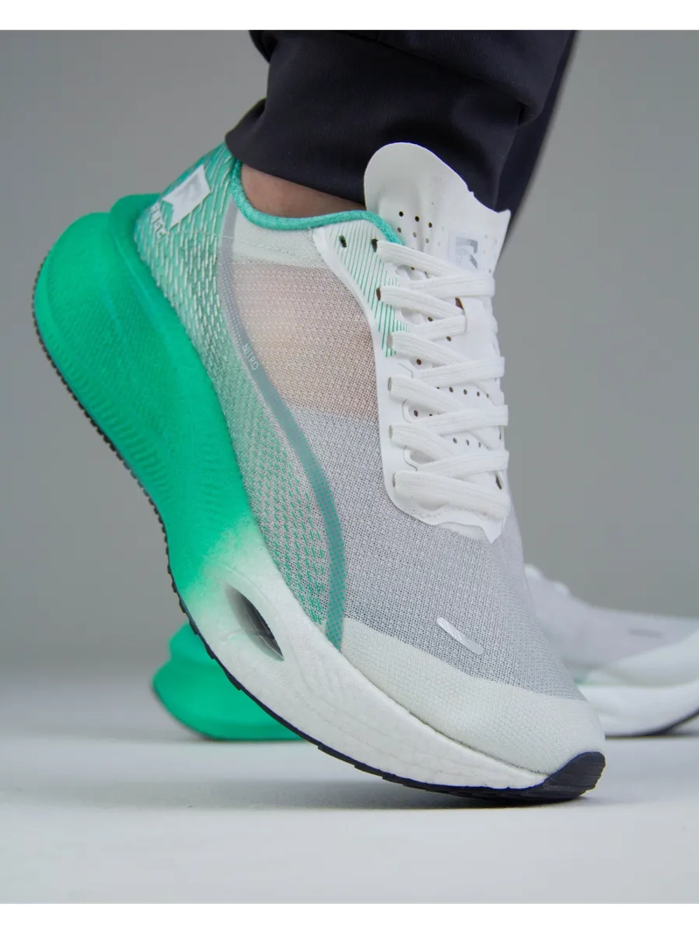 Беговые кроссовки тканевые с двойной амортизацией