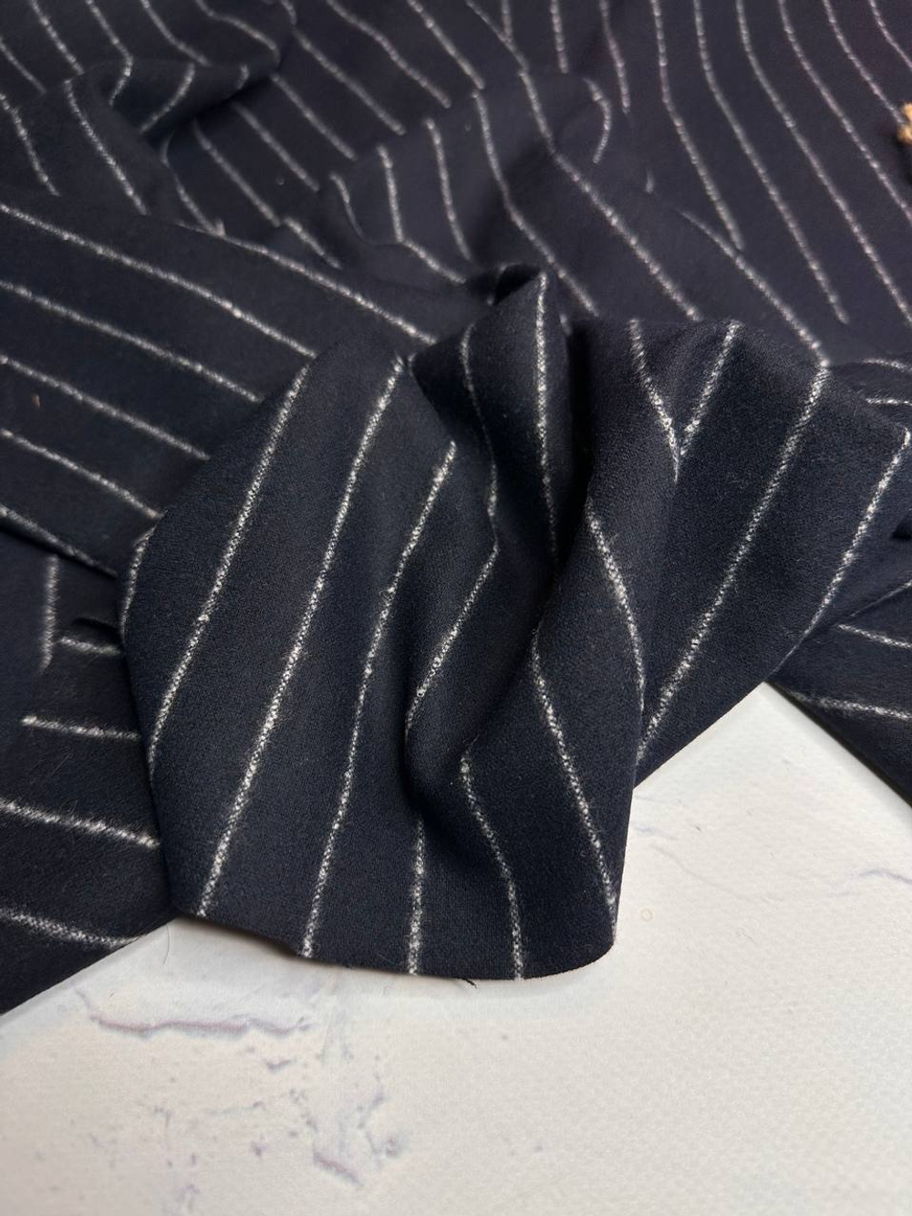 Плательно-костюмная смесовая фланель (Marzotto, 37%шерсть/25%пэ/25%вискоза/12%полиамид/1%эластан, Темно-синий фон/вертикальная белая полоска, 142, 232 гр/м2)