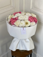 Авторский букет из хризантемы, яркой кустовой пионовидной розы и минигербер