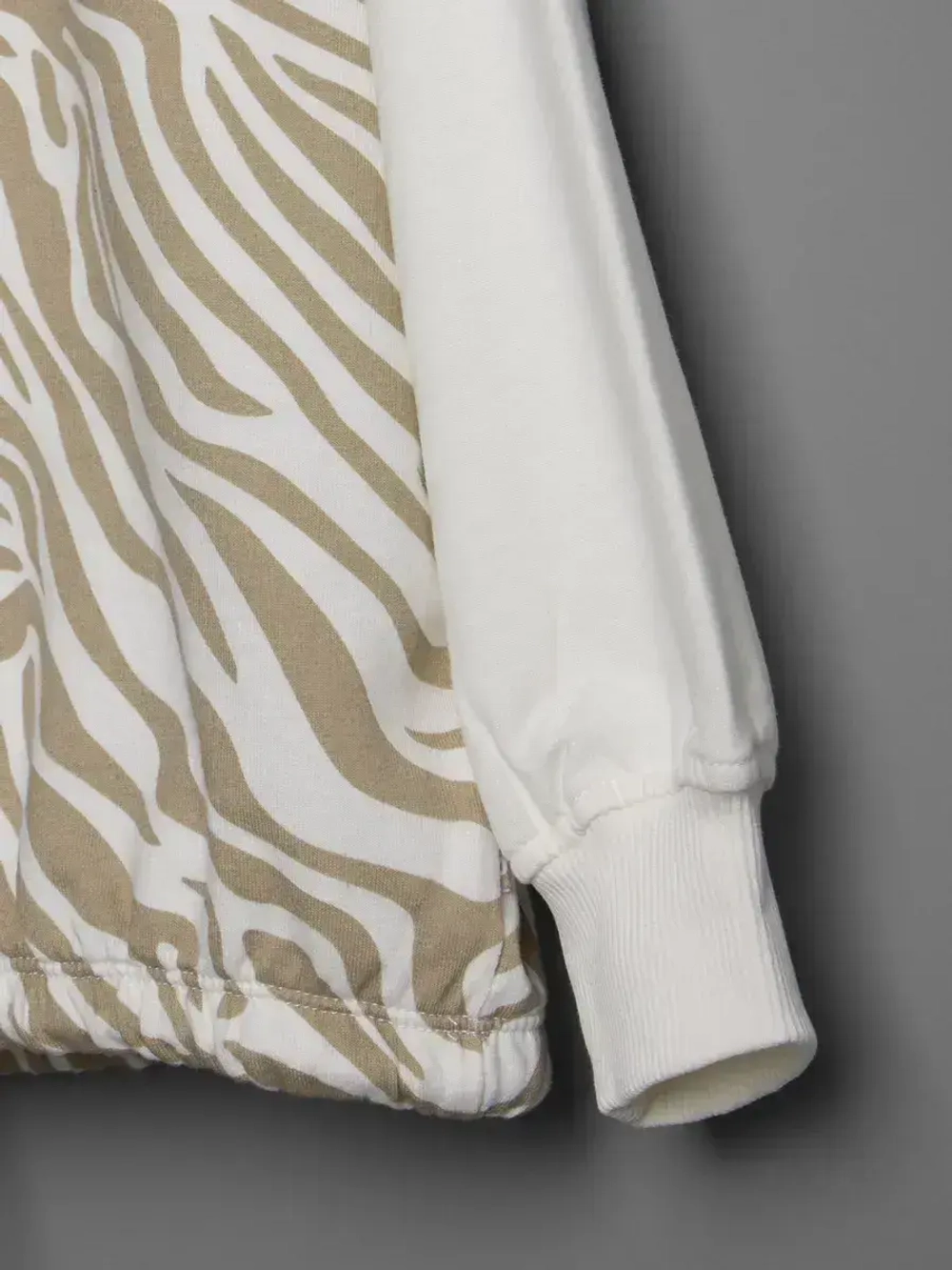 Белый костюм для девочки с юбкой на осень