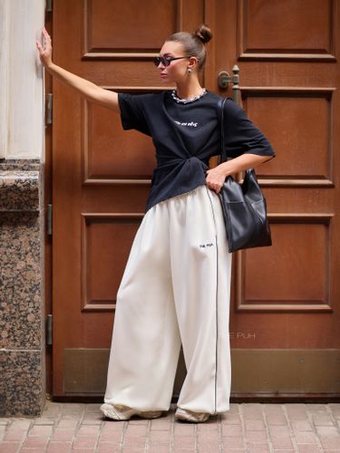 Широкие спортивные брюки молочного цвета