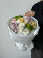 Букет из маттиолы, гортензии, диантусов, ранункулюсов и кустовых пионовидных роз