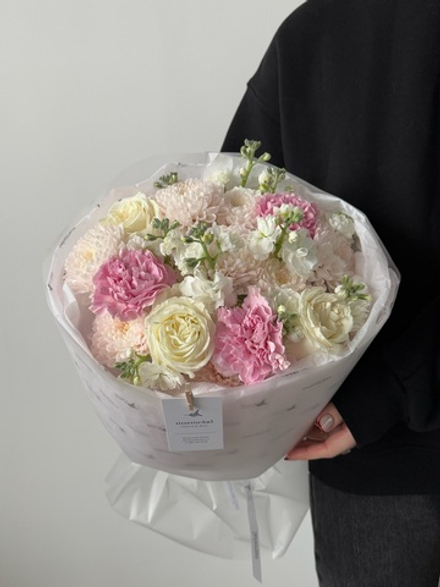 Букет из кустовой пионовидной розы, маттиолы, диантусов и хризантемы