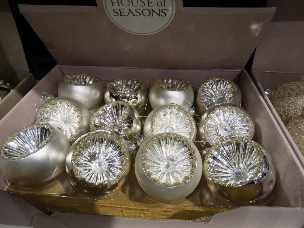 Набор елочных шаров 12шт 8см House of Seasons золото/серебро в ассортименте 2 вида