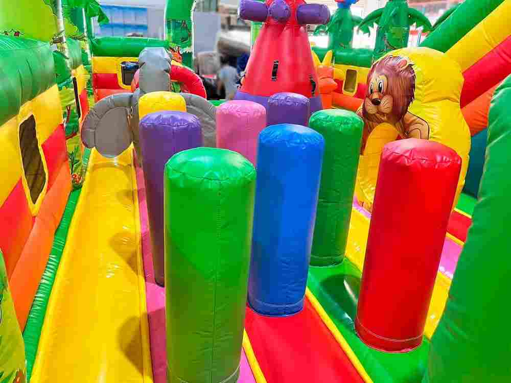 Коммерческий надувной батут "Джунгли" с горкой, 10*6*4.5 м