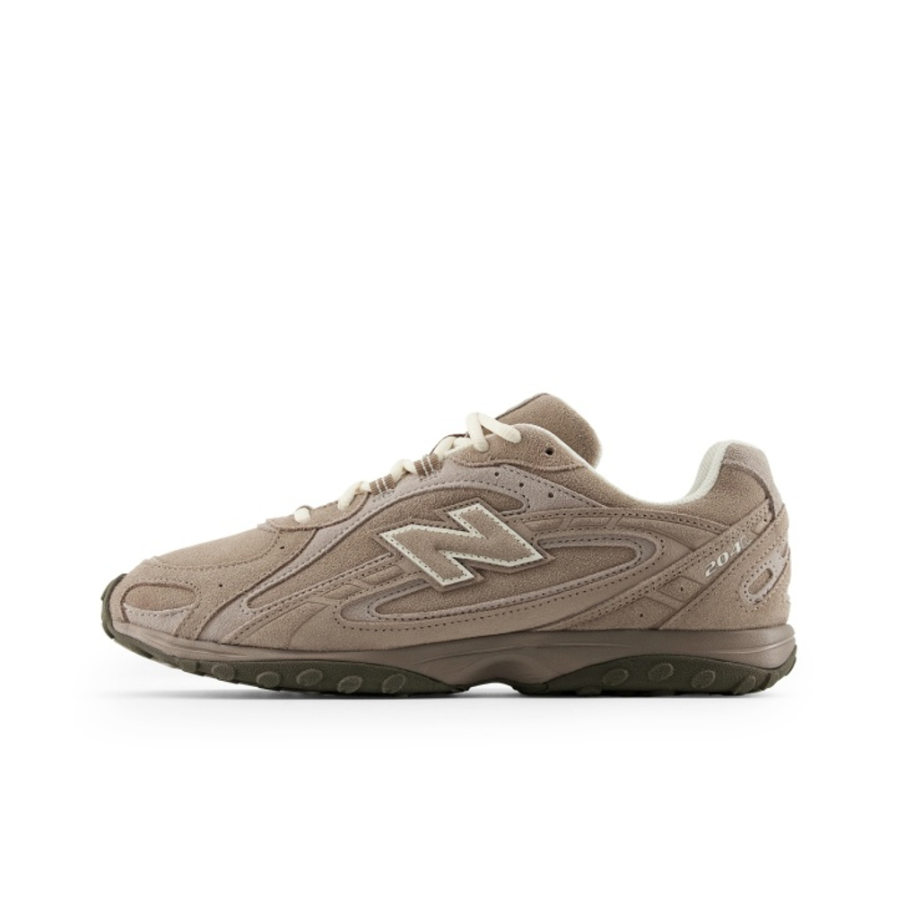 alt="New Balance 204L Mushroom Arid Stone U204LMMA вид сбоку на белом фоне"