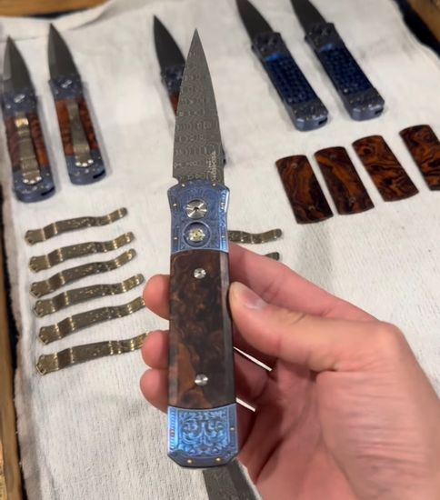 Нож автоматический Pro-Tech ULTIMATE CUSTOM GODSON Bottega Incisioni - клинок Vegas Forge Damascu, рукоять титан, золото 24К, всечка + поарочная коробка